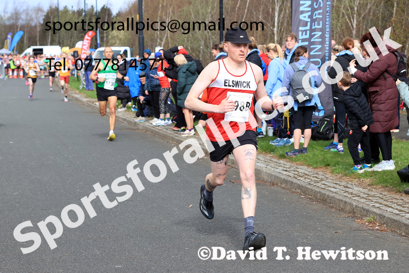 Senior Mens relay, 2026 Elswick Harriers Good Friday Road Relays and Young Athletes, Newburn,  Newcastle upon Tyne. Photo: David T. Hewitson/Sports for All Pics
